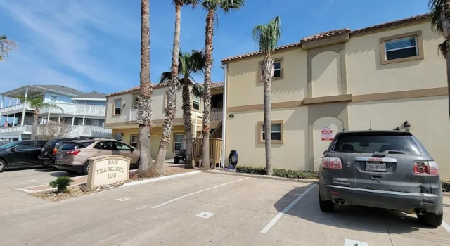 Brand New Inside 1/2 Block to Beach Fun Pool 2 Bedroom Home by Redawning, Buchen Sie Hotel Padre Island USA
