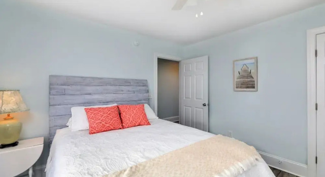 Коттедж Beach Bliss: 4br Beach Access Kayak Wi-fi 4 Bedroom Home by RedAwning
