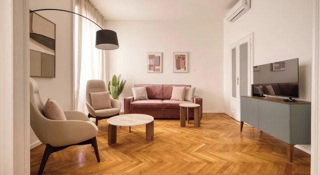 Семейные апартаменты с 2 комнатами Elegant Flats near Guastalla Gardens