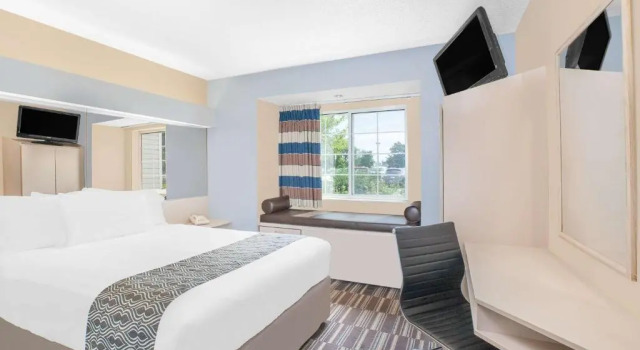 Люкс Superior AmericInn by Wyndham Clear Lake