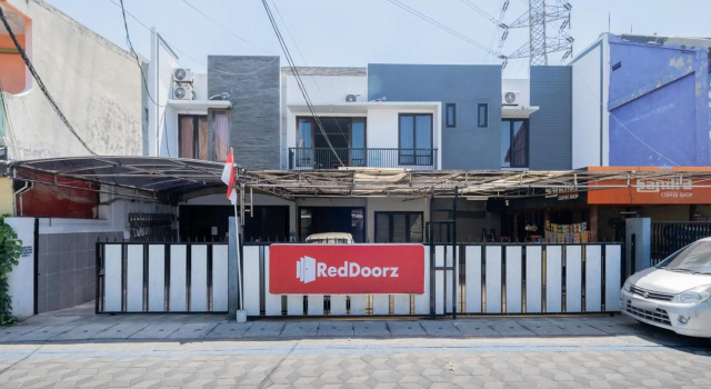 RedDoorz At Nginden Surabaya, Book Hotel Sukolilo Surabaya, near University Of 17 Agustus 1945 Surabaya