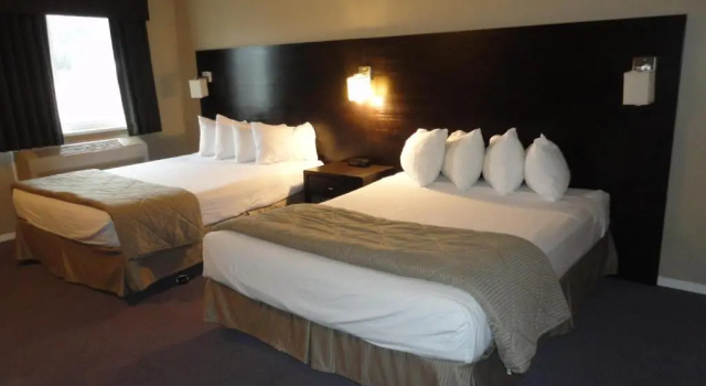 Четырёхместный люкс с 2 комнатами Super 8 by Wyndham West Kelowna BC