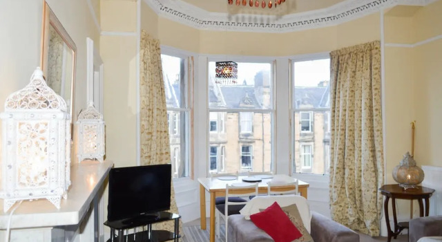 Spacious 4 Bedroom Apartment in Edinburgh, Забронировать Апартаменты/квартира Эдинбург Midlothian, рядом с Национальный музей Шотландии