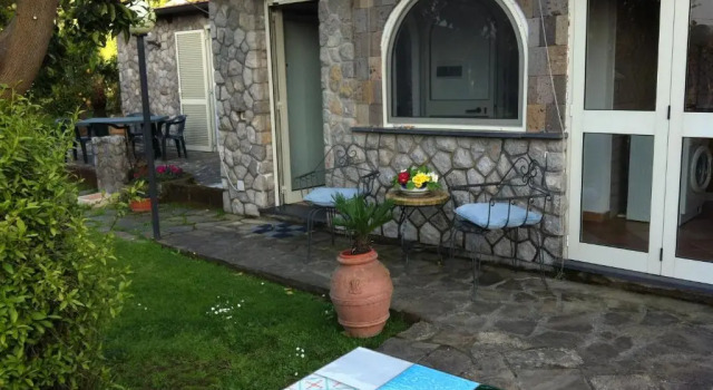 Chalet Claudia, Забронировать Шале Коттеджи Сант-Аньелло, рядом с Железнодорожный вокзал Сант-Аньелло линии Circumvesuviana, Коттедж