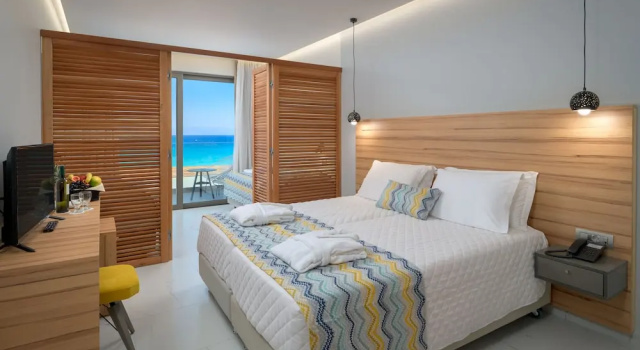 Семейный номер Superior с балконом и с видом на море Avra Beach Resort