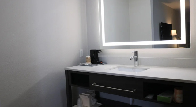 Четырёхместный номер Standard с балконом Econo Lodge Inn & Suites Southeast