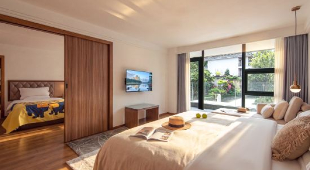 Люкс с 2 комнатами с видом на реку Yangshuo Yuelv River View Vacation Apartment