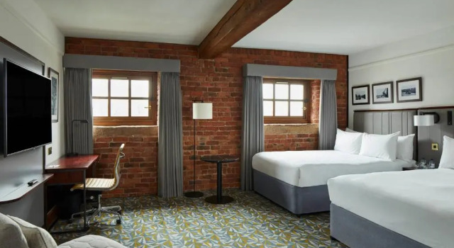 Четырёхместный номер Standard Manchester Marriott Victoria & Albert Hotel