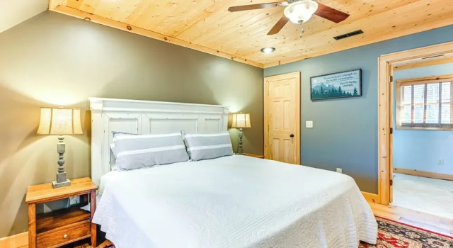 13 Mi to Cashiers! Family Cabin w/ Wraparound Deck, Prenota Casa vacanze Cullowhee Appalachi