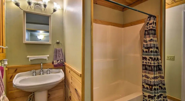 Коттедж с 3 комнатами Robbinsville Cabin w/ Deck: 3 Mi to Fontana Lake!