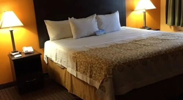 Двухместный номер Standard с балконом Days Inn by Wyndham Queensbury/Lake George