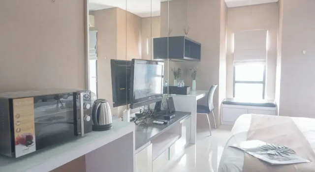 Студия Minimalist And Relaxing Studio Room At Tamansari Semanggi Apartment