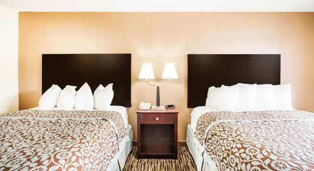 Четырёхместный номер Standard Days Inn by Wyndham Evansdale Waterloo