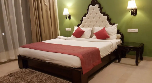 Alaya Resorts & SPA Jim Corbett By Parfait, Rezerwuj Ośrodek wypoczynkowy Hotele w Uttarakhand z basenem, Basen