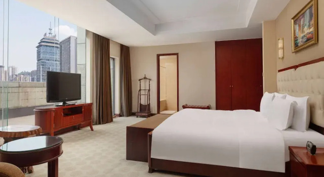 Двухместный люкс Deluxe Ramada Plaza by Wyndham Chongqing West