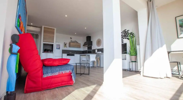 Très beau T2 climatisé refait à neuf, vue mer panoramique exceptionnelle à 120m à pied de la plage