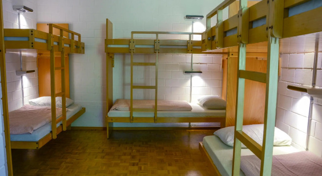 Кровать в общем номере Luzern Youth Hostel