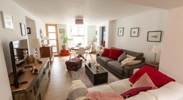 Апартаменты Furnished Apartment Near Palais de la Justice With 2 Bedrooms & a Garden