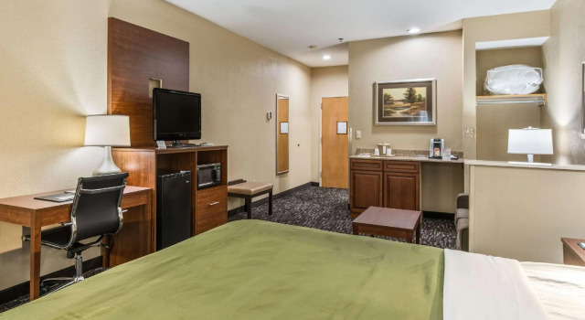 Люкс Quality Inn & Suites Hendersonville - Flat Rock
