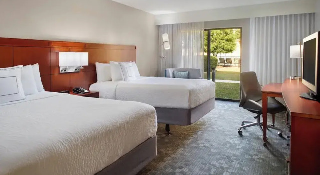 Четырёхместный номер Standard с балконом Courtyard by Marriott Fayetteville