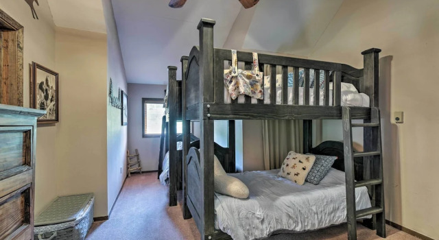 Cabin-style Condo w/ Deck Near Angel Fire Resort