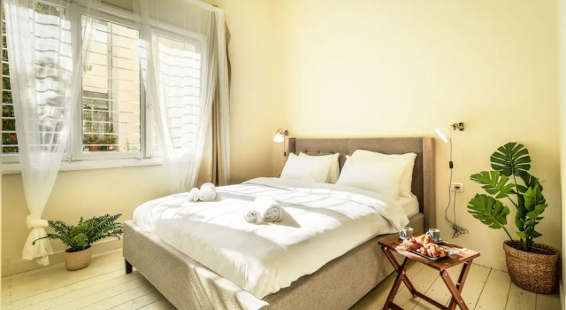 Serene Retreat with Lush Garden by Sea N Rent, Забронировать Апартаменты/квартира Тель-Авив Тель-Авивский округ, рядом с Синематека