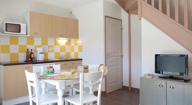 Semi-detached home 500 m. from the center of Colombiers, Book Hotel Colombiers Canal du Midi