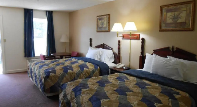 Четырёхместный номер Standard Glennville Inn