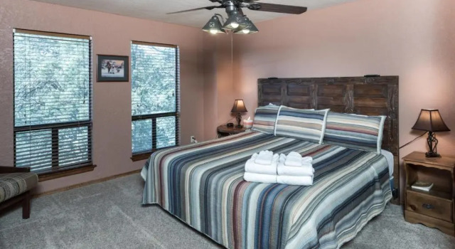 2 Sisters Mountain Home, 3 Bedrooms, Sleeps 10, View, Game Room, Hot Tub, Varaa Huoneisto Hotellit New Mexico pysäköinnillä, Pysäköinti