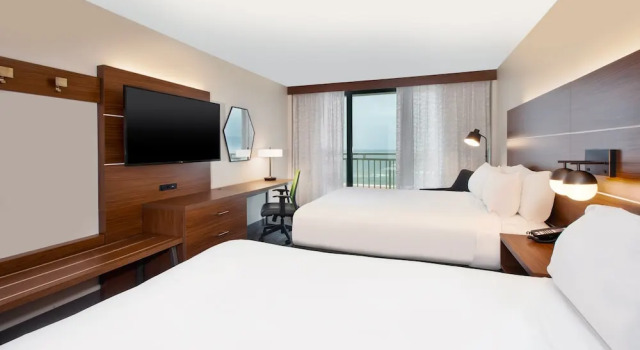 Четырёхместный номер Standard с балконом Holiday Inn Express & Suites VA Beach Oceanfront by IHG