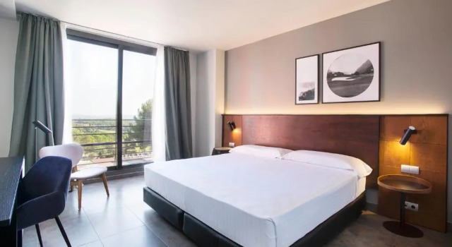 Двухместный номер Deluxe с видом на бассейн Отель Dolce by Wyndham Barcelona Resort