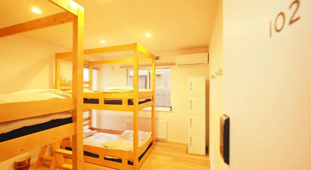 Кровать в общем номере (мужской номер) Family Tree Guest House
