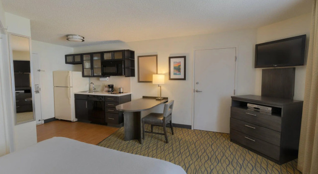 Двухместный люкс Candlewood Suites Rogers-Bentonville by IHG