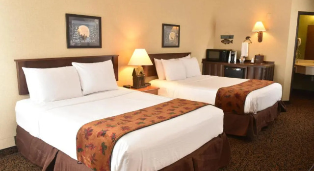 Четырёхместный номер Deluxe Cedar Creek Hotel Wausau - Rothschild