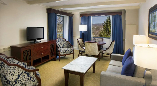 Люкс с 2 комнатами с балконом The Desmond Hotel Malvern, a DoubleTree by Hilton