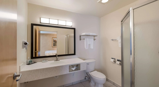Двухместный люкс SureStay Plus Hotel by Best Western SeaTac Airport