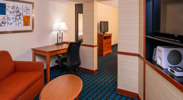 Четырёхместный люкс Executive Fairfield Inn & Suites Greensboro Wendover