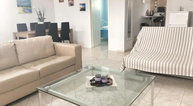 Апартаменты Renovated apt close to beach Wifi AC
