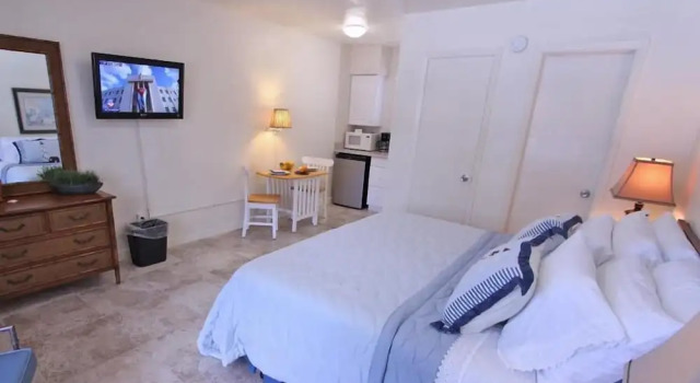 Люкс Classic Beachouse Inn & Suites