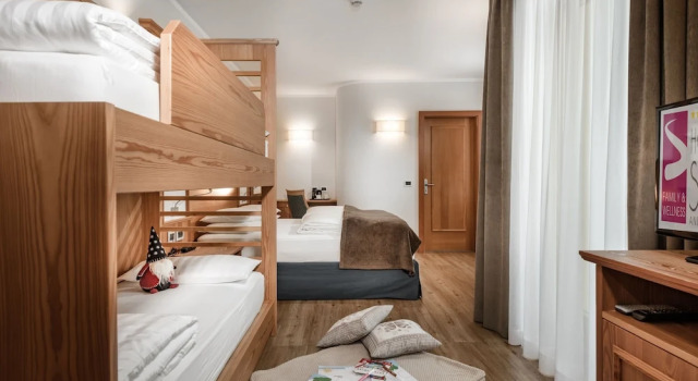 Четырёхместный семейный номер Standard Family Hotel Serena