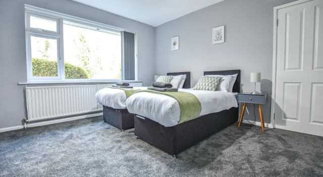 Lovely Spacious 4bed Home Manchester, Buchen Sie Ferienhaus Newton-le-Willows England