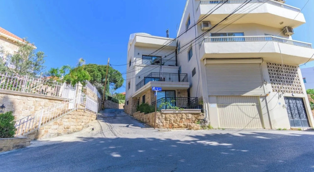 Quattro - Deluxe Studios & Rooftop in Batroun, Rezervovat Apartmán Batroûn 