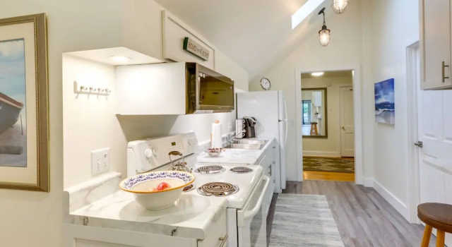 Sheboygan Getaway w/ Deck + On-site Lake Access!, Book Hotel 3-stjernede hoteller i Sheboygan, 3*