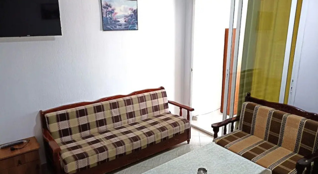 Apartment in the Plazh Area Surrounded by Greenery, Rezerwuj Apartament Hotele w Durres County z parkingiem, Parking