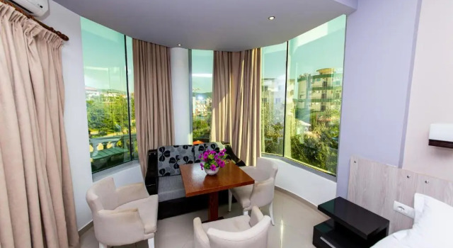 Трёхместный номер Standard с балконом Hotel Villa Qendra