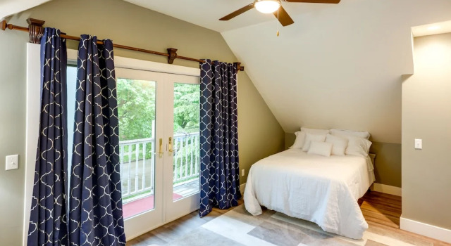 Sheboygan Getaway w/ Deck + On-site Lake Access!, Book Hotel 3-stjernede hoteller i Sheboygan, 3*