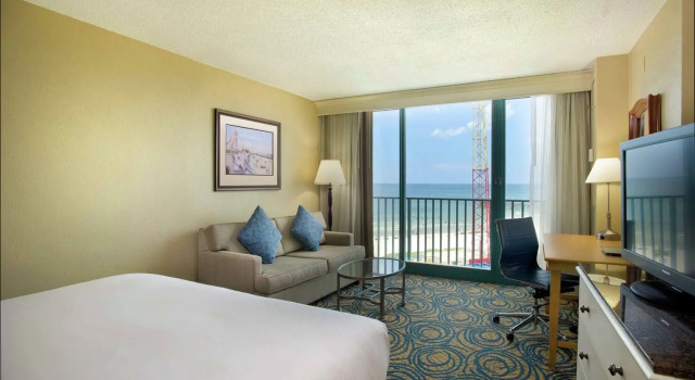 Двухместный номер с видом на бассейн Hilton Daytona Beach Resort