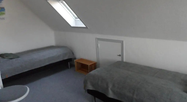 Logi i hus med kunst og have