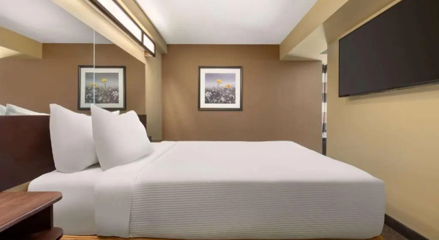Двухместный люкс Microtel Inn and Suites by Wyndham Weyburn