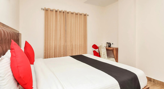 Capital O 24450 Hotel Surabhi, Rezerwuj Hotel Surūrnagar 